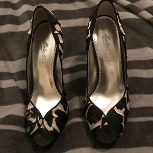 Michaelangelo black and white flower printed heels